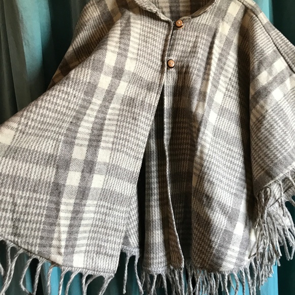 Amazing gray & cream colored poncho/cape - OSFM - Picture 2 of 3